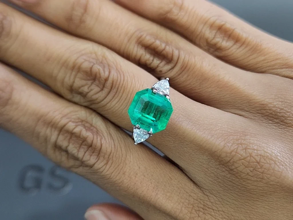 Intense green emerald in octagon cut 5.43 carats, Colombia Image №5