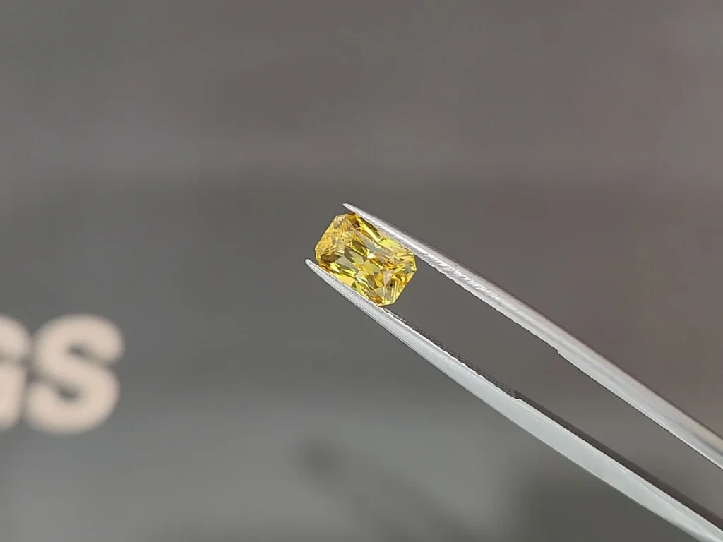 Sapphire Vivid Yellow radiant cut  2.15 carats, Sri Lanka Image №3