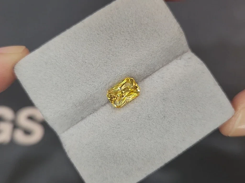 Sapphire Vivid Yellow radiant cut  2.15 carats, Sri Lanka Image №4