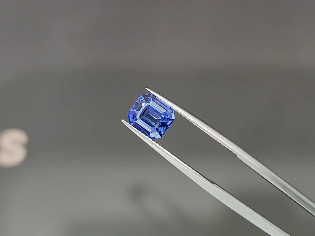 Cornflower Blue sapphire in octagon cut 3.04 carats, Sri Lanka Image №3