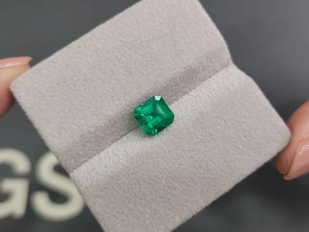 Colombian emerald 1.33 ct octagon cut, Muzo Green Image №4