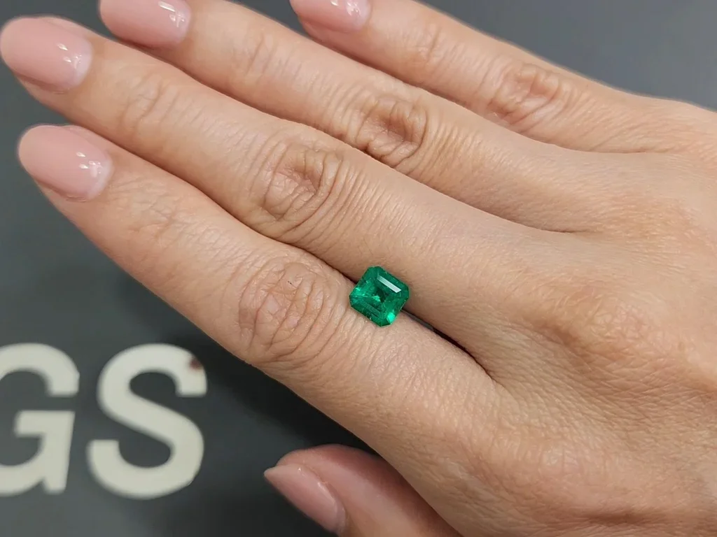 Colombian emerald 1.33 ct octagon cut, Muzo Green Image №2