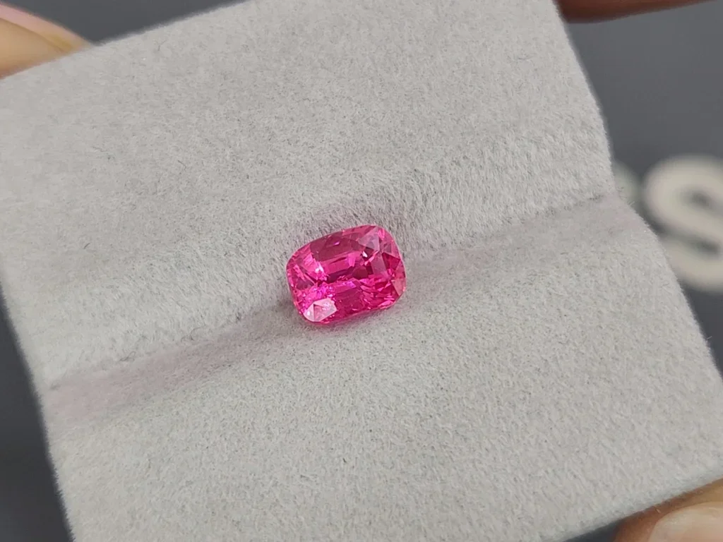 Neon pink Jedi color cushion-cut spinel 2.08 carats, Vietnam, Vibrant type GRS Image №4