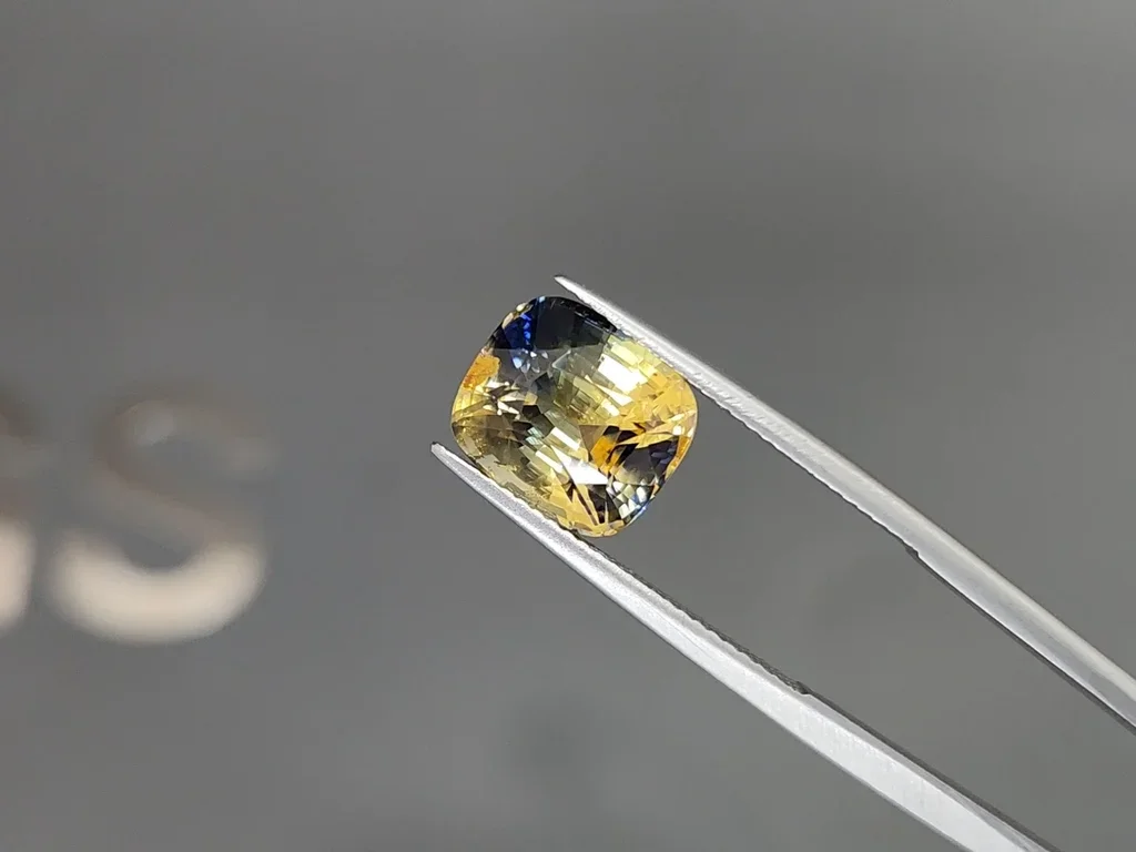 Unheated bi-color yellow-blue cushion cut sapphire 6.62 carats, Sri Lanka Image №3