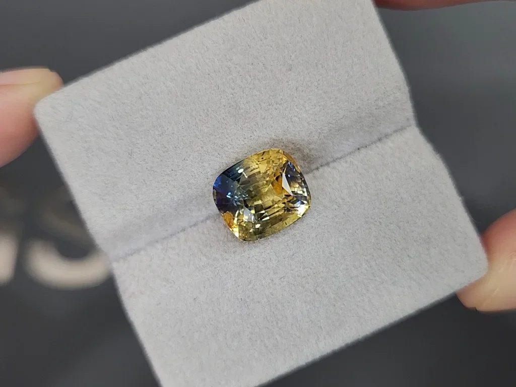 Unheated bi-color yellow-blue cushion cut sapphire 6.62 carats, Sri Lanka Image №4