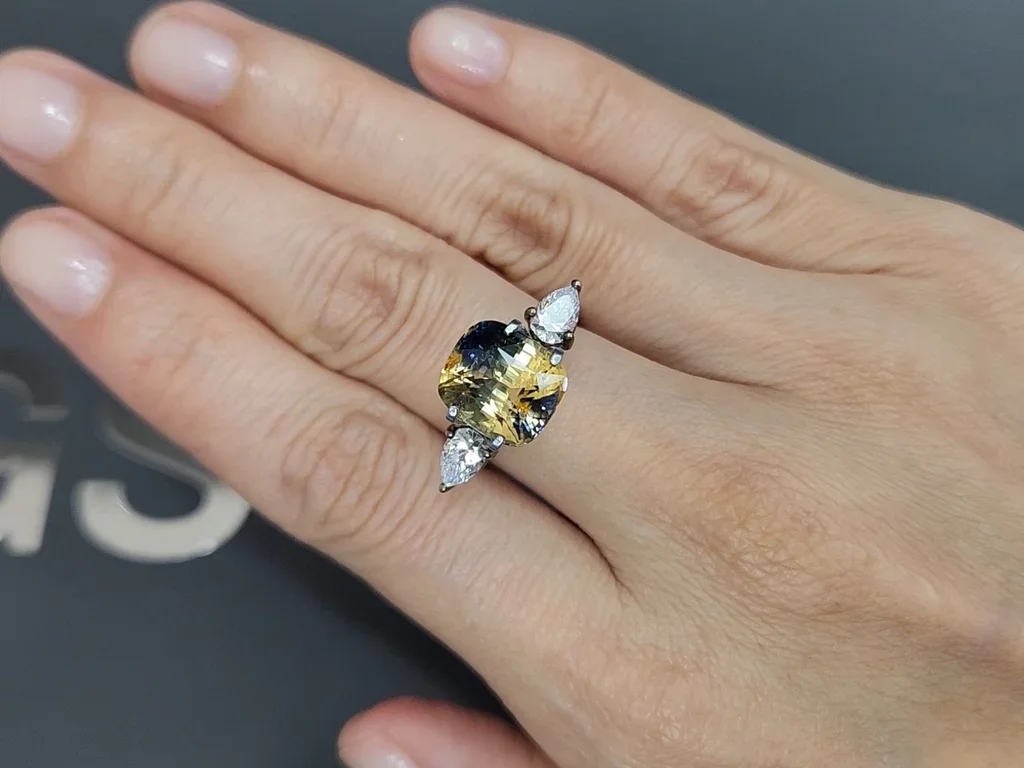 Unheated bi-color yellow-blue cushion cut sapphire 6.62 carats, Sri Lanka Image №5