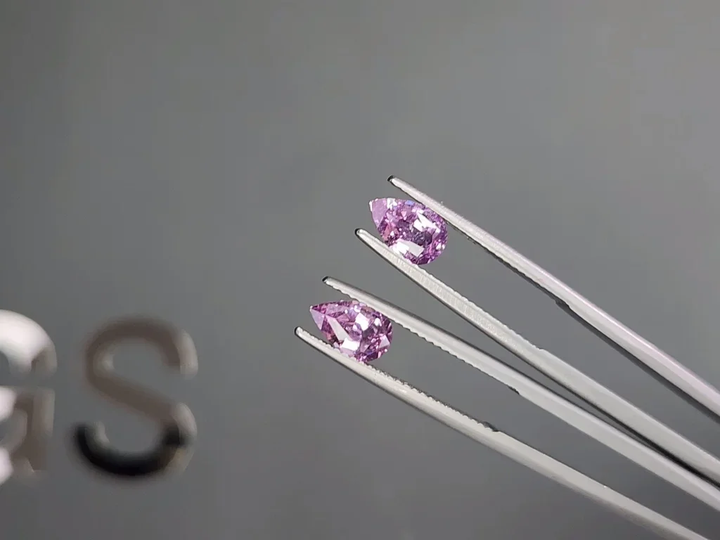 Pair of unheated purple sapphires in pear shape 2.05 carats, Madagascar  Image №3