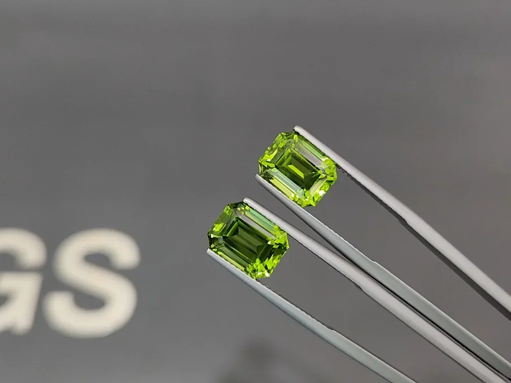 Pair of peridots yellow green octagon cut 8.96 carats, Pakistan  Image №3