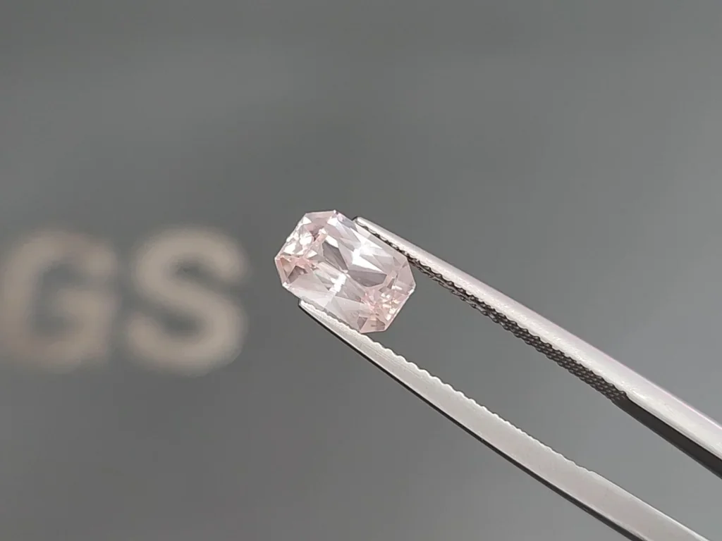 White sapphire radiant cut 2.06 carats, Sri Lanka Image №3