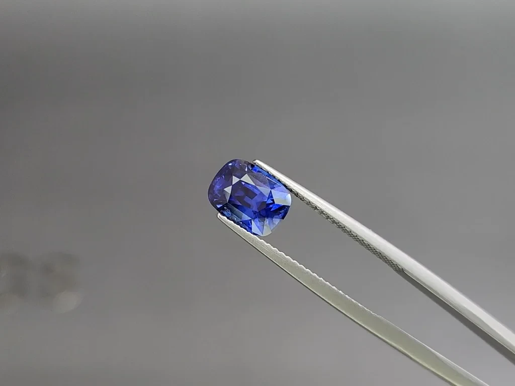 Sapphire Royal Blue cushion cut 3.24 carats, Sri Lanka  Image №3
