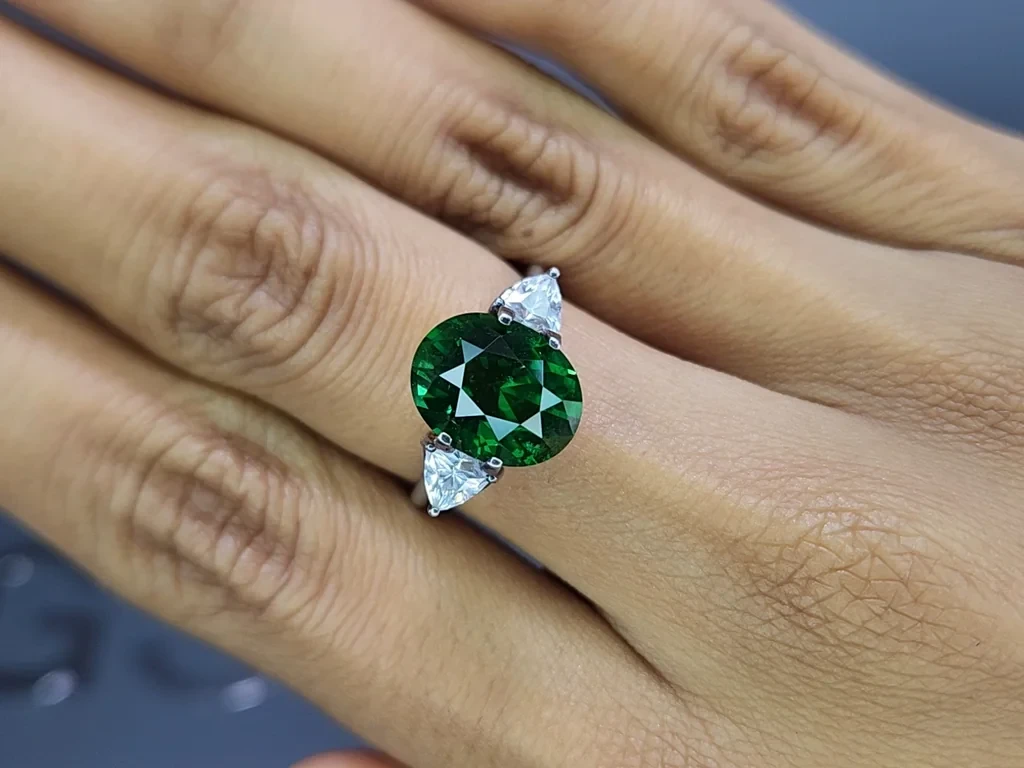 Vivid Green tsavorite garnet in oval cut 5.52 carats, Africa Image №5