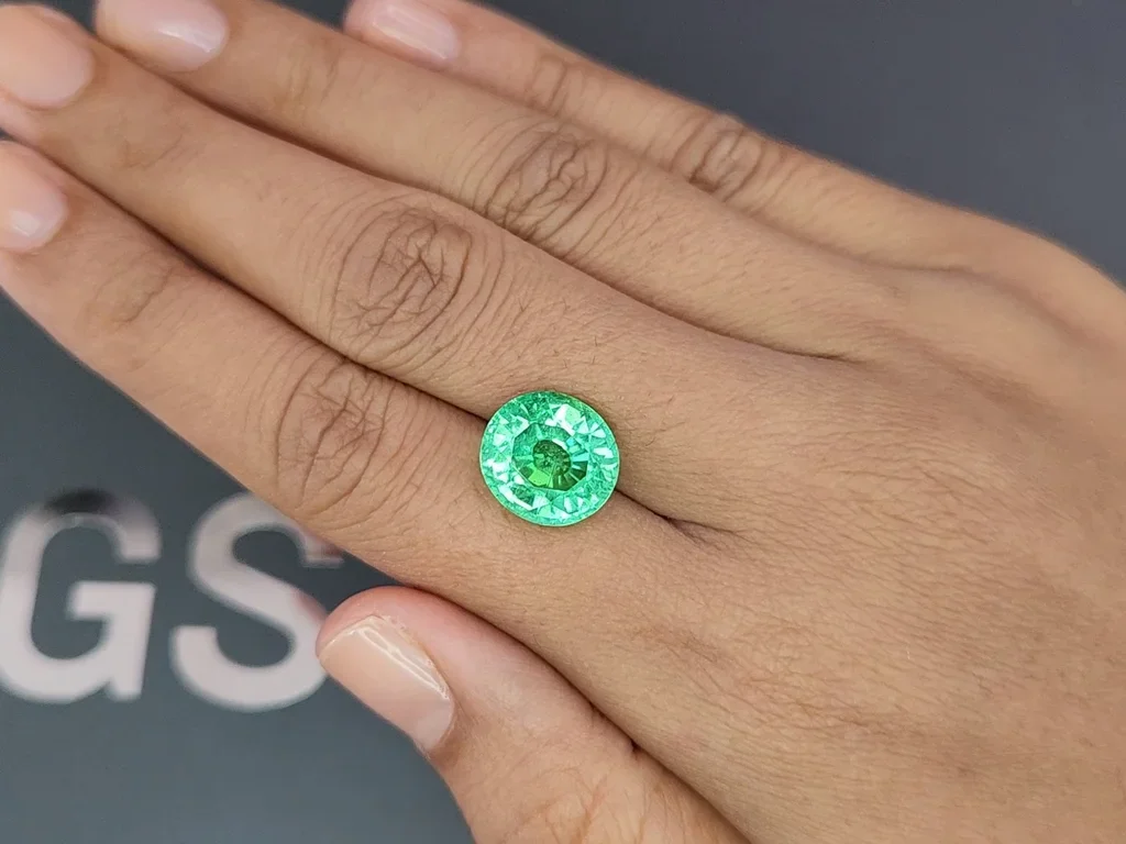 Neon green oval cut Paraiba tourmaline 9.03 carats, Mozambique  Image №2