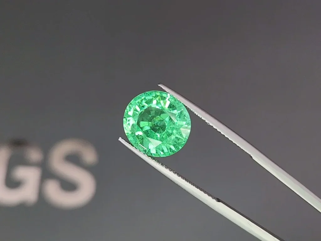 Neon green oval cut Paraiba tourmaline 9.03 carats, Mozambique  Image №3