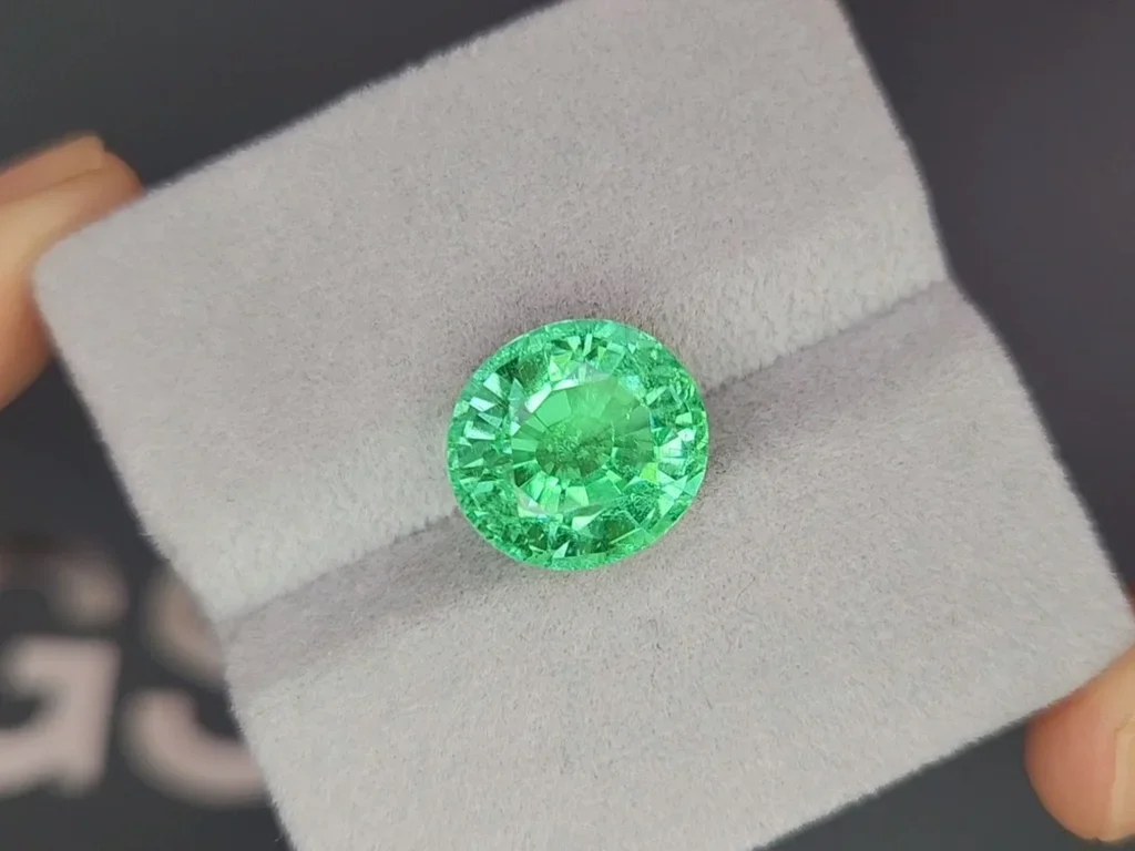 Neon green oval cut Paraiba tourmaline 9.03 carats, Mozambique  Image №4