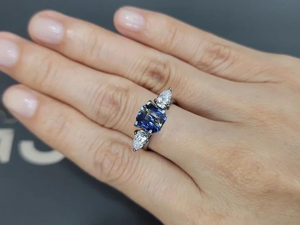 Unheated bi-color yellow-blue sapphire in octagon cut 3.00 carats, Sri Lanka  Image №5