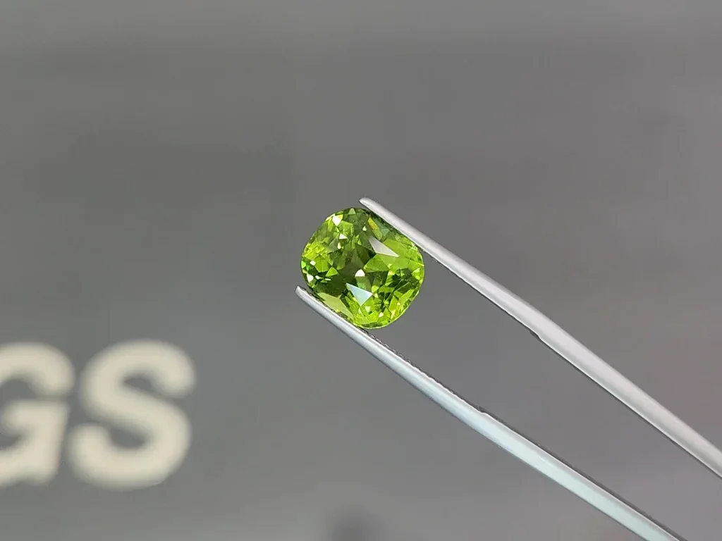 Green peridot cushion cut 5.50 carats, Burma Image №3