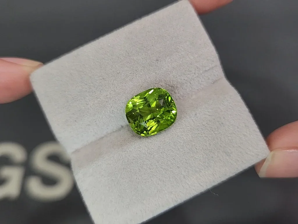 Green peridot cushion cut 5.50 carats, Burma Image №4