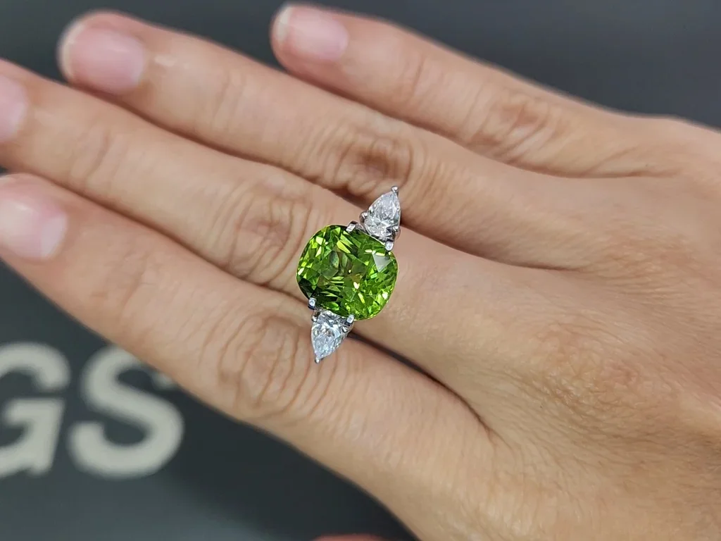 Green peridot cushion cut 5.50 carats, Burma Image №5
