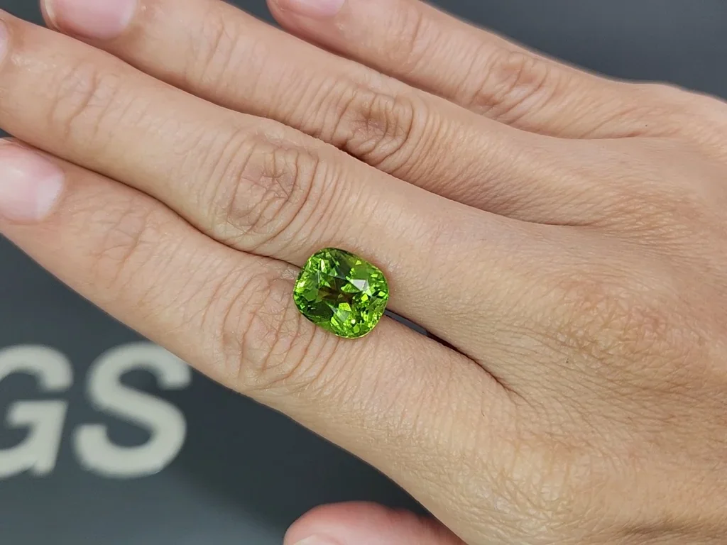 Green peridot cushion cut 5.50 carats, Burma Image №2