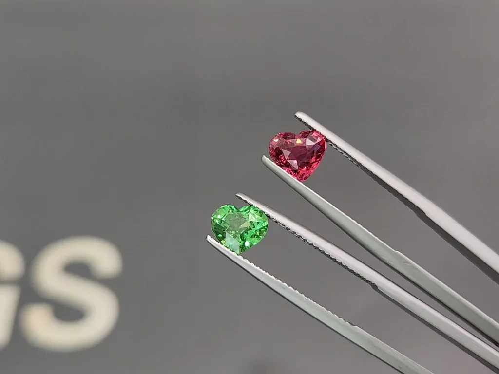 Contrasting pair of tsavorite and spinel in heart shape 3.00 carats, Tanzania Image №3