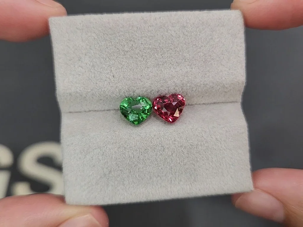 Contrasting pair of tsavorite and spinel in heart shape 3.00 carats, Tanzania Image №4