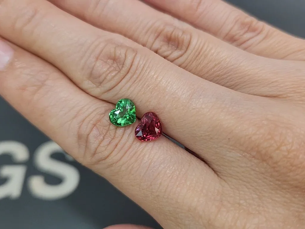 Contrasting pair of tsavorite and spinel in heart shape 3.00 carats, Tanzania Image №2