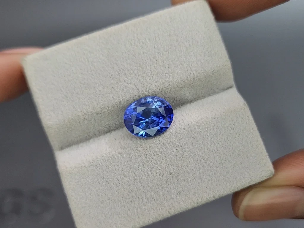 Intense Blue sapphire in oval cut 3.84 carats, Sri Lanka Image №4