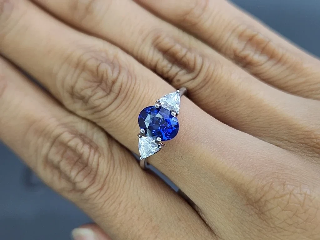 Sapphire Royal Blue oval cut 2.02 carats, Sri Lanka  Image №5