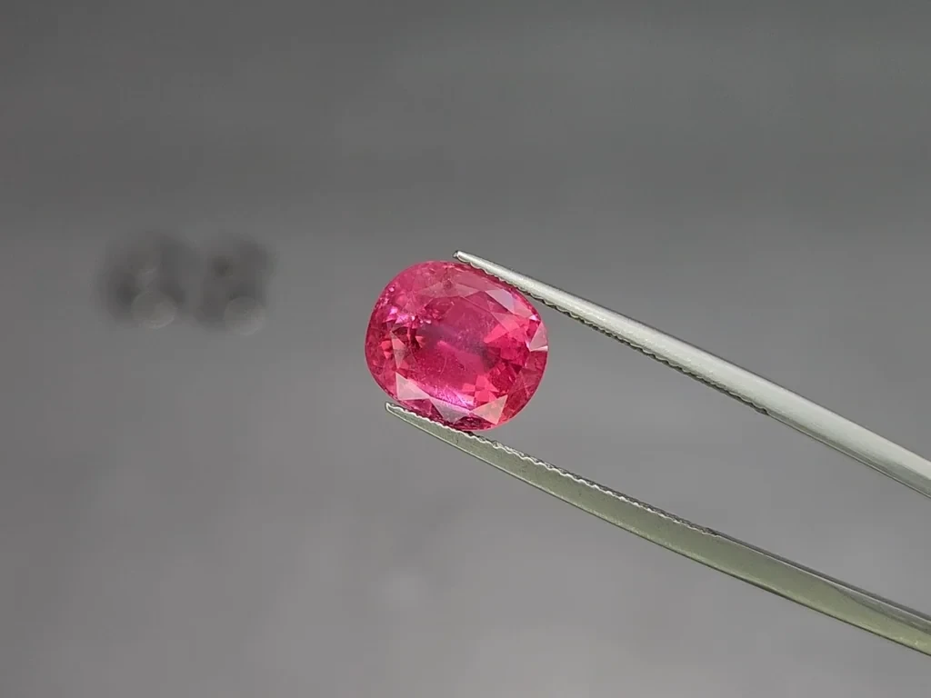 Spinel Mahenge Vivid Pink cushion cut 5.55 carats, Tanzania   Image №3
