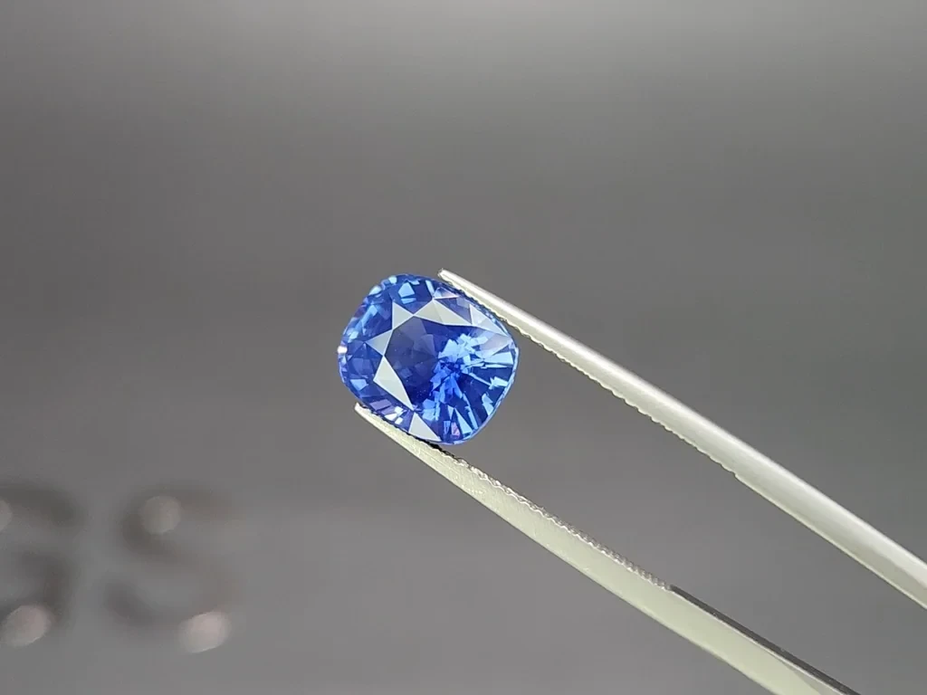 Unheated Cornflower Blue sapphire cushion cut 5.02 carats, Sri Lanka Image №3