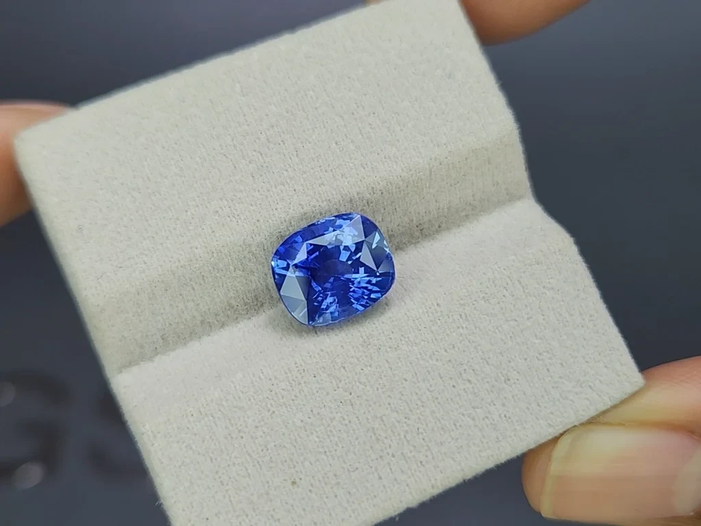Unheated Cornflower Blue sapphire cushion cut 5.02 carats, Sri Lanka Image №4