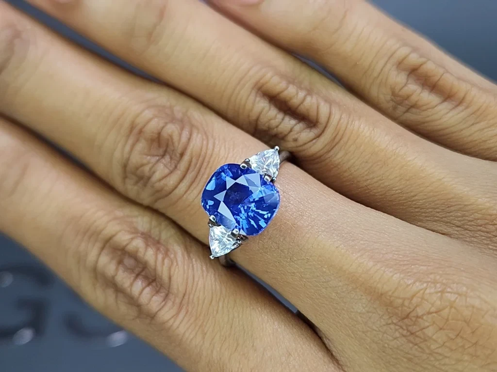 Unheated Cornflower Blue sapphire cushion cut 5.02 carats, Sri Lanka Image №5