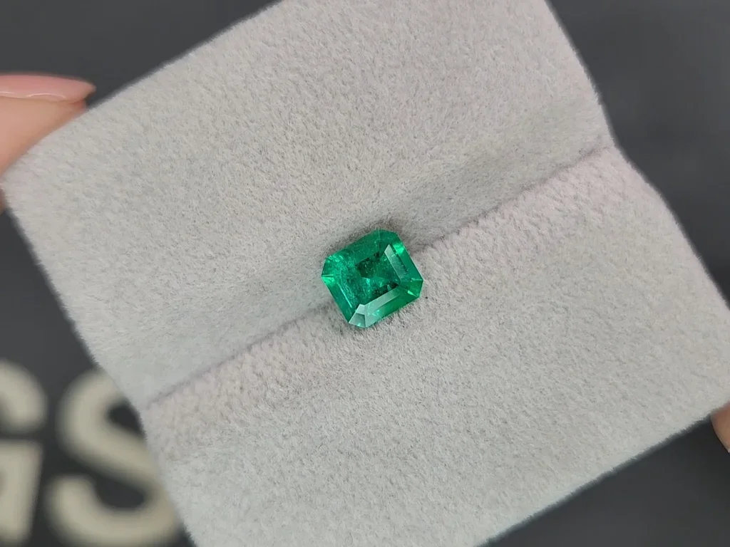 Intense emerald Muzo Green 0.99 ct, Colombia Image №4