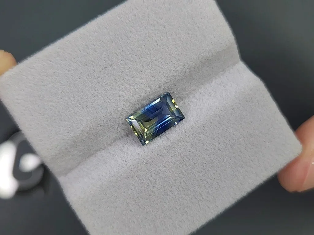 Unheated bi-color sapphire in baguette cut 2.07 carats, Madagascar  Image №4