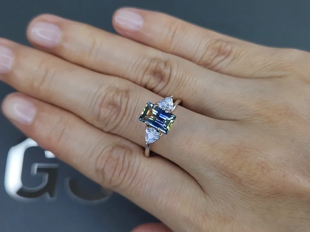 Unheated bi-color sapphire in baguette cut 2.07 carats, Madagascar  Image №5