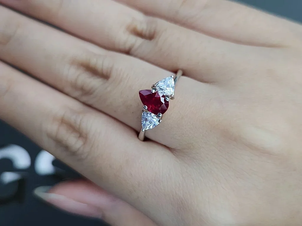 Pigeon's Blood red ruby in pear cut 0.97 carats, Mozambique Image №5