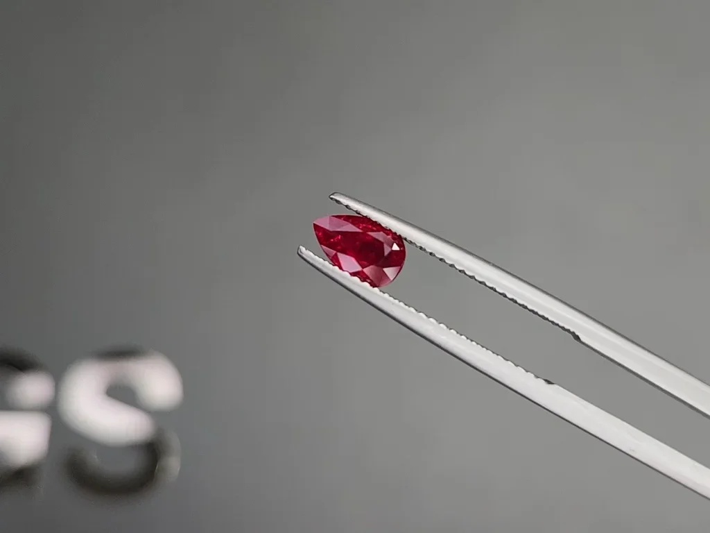 Pigeon's Blood red ruby in pear cut 0.97 carats, Mozambique Image №3