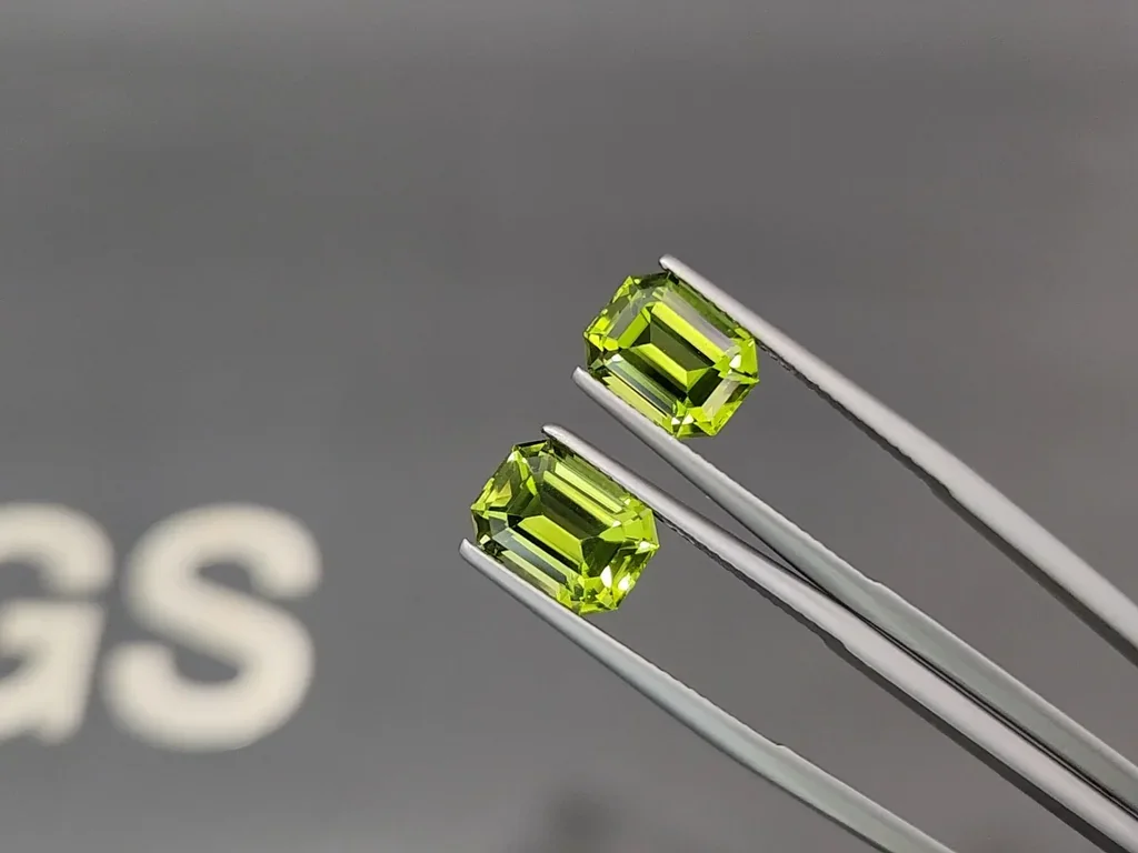 Pair of peridots yellow green octagon cut  6.24 carats, Pakistan  Image №3