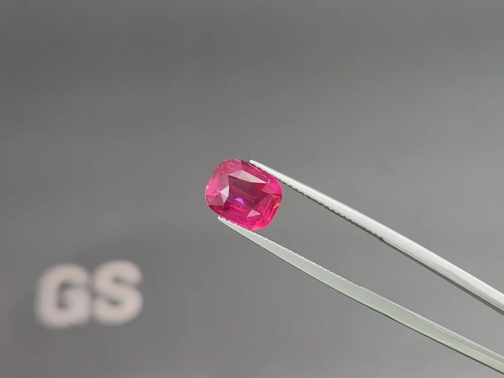 Unheated Intence Pink sapphire in cushion cut 4.11 carats, Mozambique Image №3