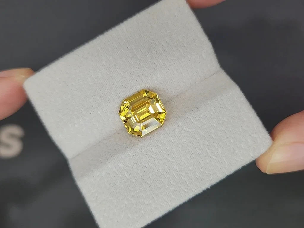 Unheated Golden Yellow sapphire in octagon cut 4.54 carats, Sri Lanka Image №4