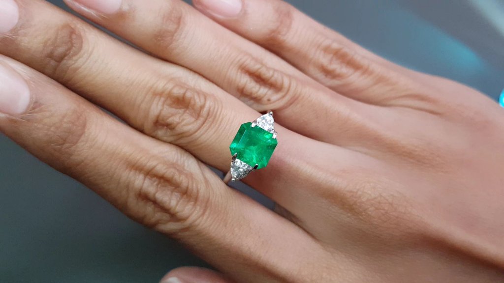 Rare Muzo green emerald from Colombia in emerald cut 2.03 ct Image №4
