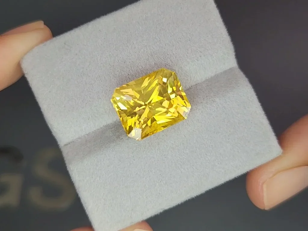 Untreated vibrant yellow golden sapphire in radiant cut 14.62 carats, Sri Lanka Image №4