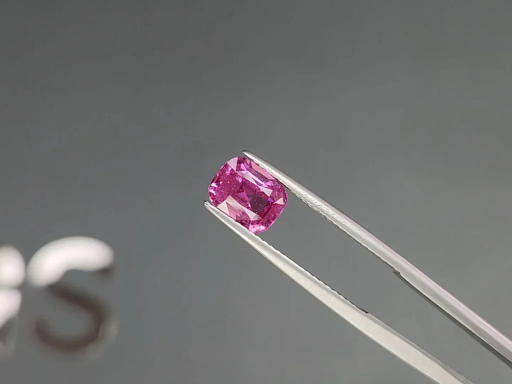 Unheated vivid pink sapphire in cushion cut 2.54 carats, Sri Lanka Image №3