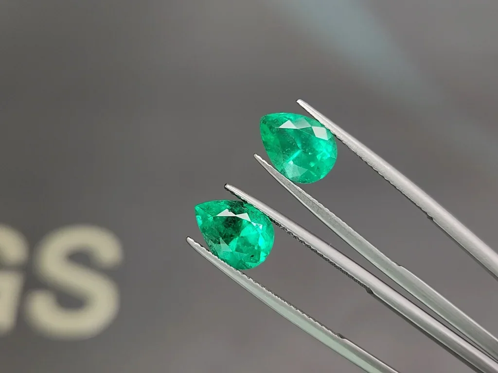 Pair of intense green emeralds in pear cut 4.81 carats, Colombia Image №3