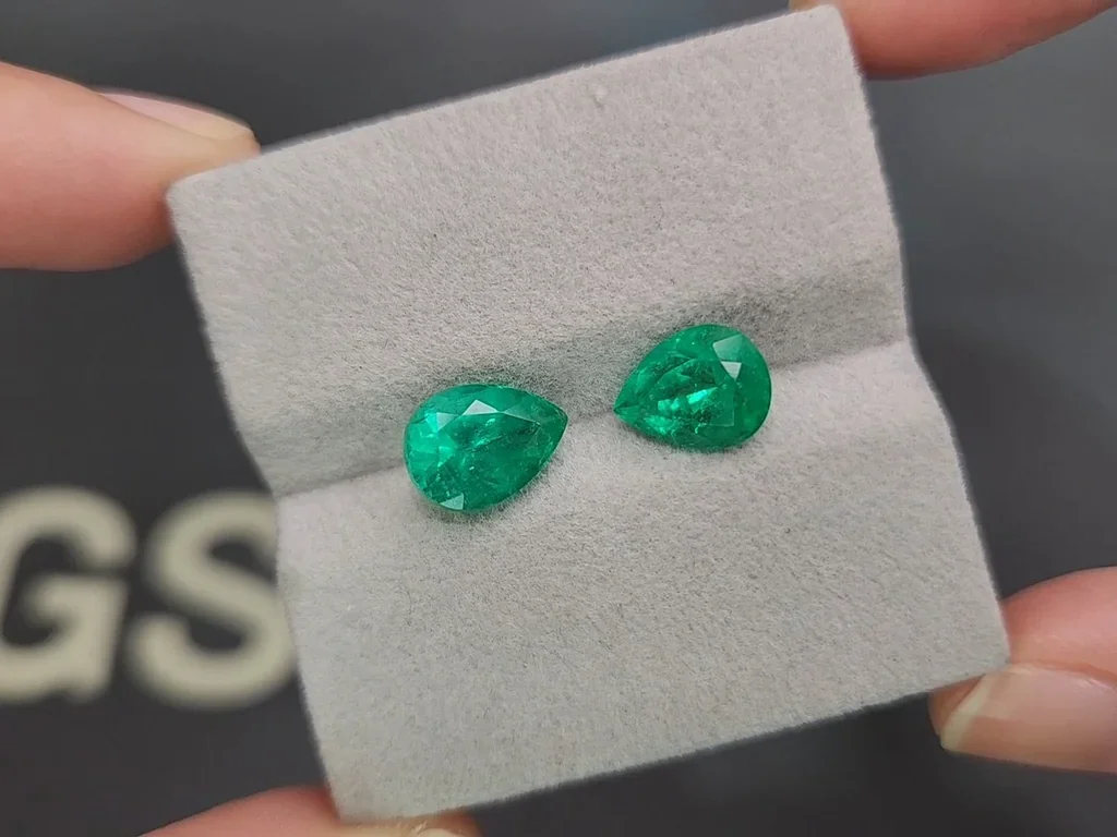Pair of intense green emeralds in pear cut 4.81 carats, Colombia Image №4