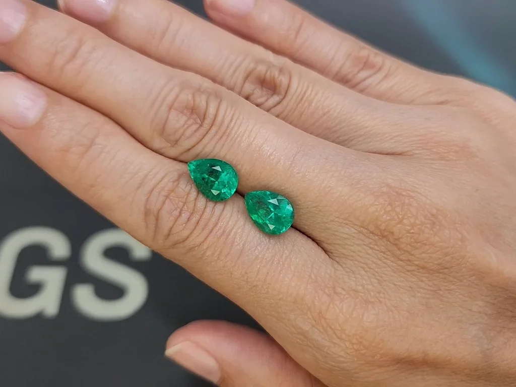 Pair of intense green emeralds in pear cut 4.81 carats, Colombia Image №2