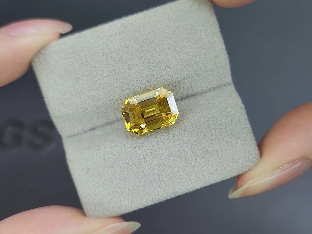 Unheated Golden Yellow sapphire in octagon cut 7.23 carats, Sri Lanka Image №4