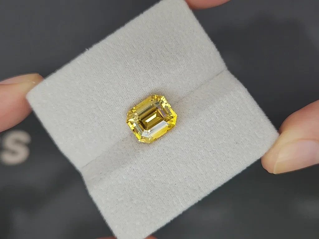 Unheated Golden Yellow sapphire in octagon cut 5.54 carats, Sri Lanka Image №4