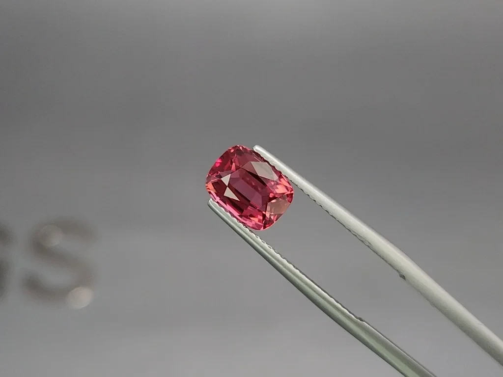 Spinel Mahenge Vivid Pink  cushion cut 3.03 carats, Tanzania   Image №3