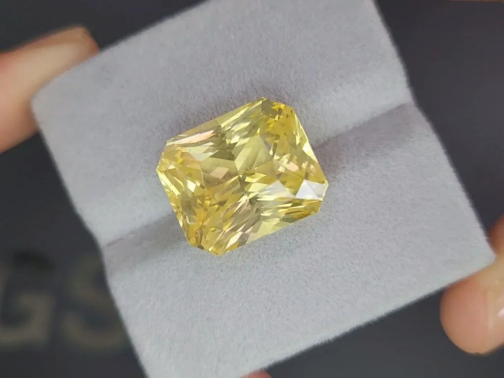 Untreated yellow sapphire in radiant cut 26.29 carats, Sri Lanka Image №4